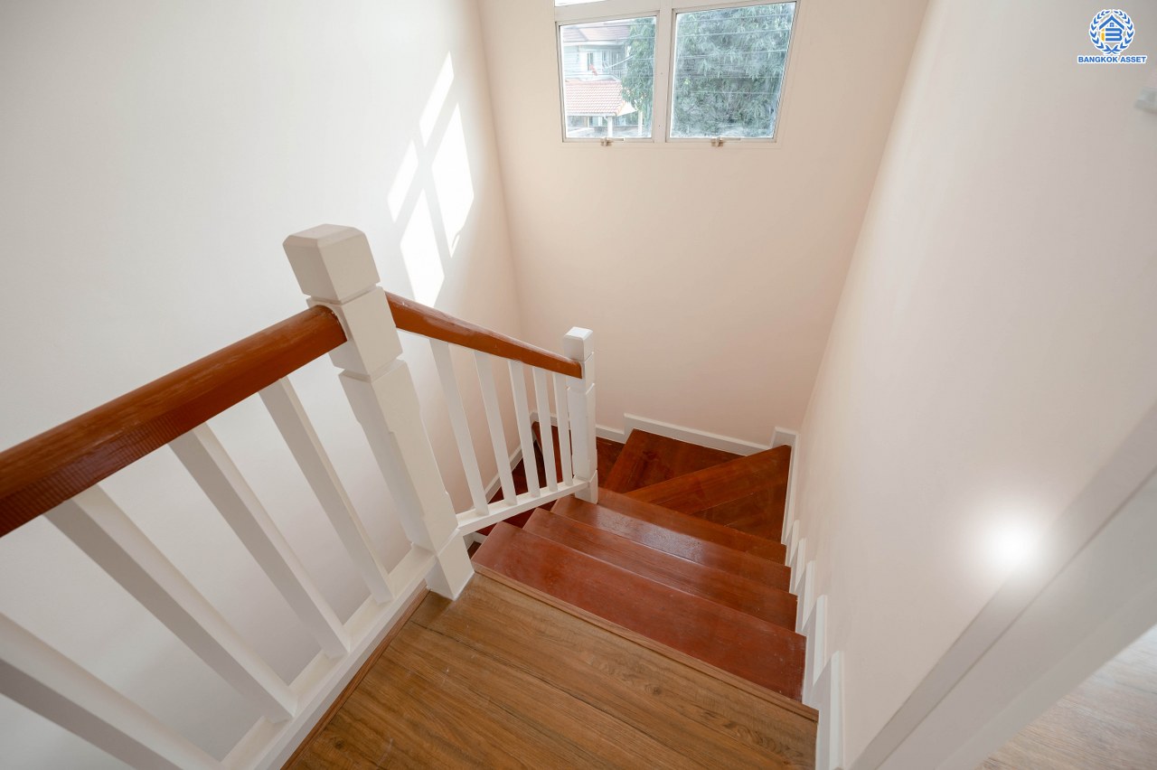 บ้านมือสองตกแต่งใหม่ โครงการ เพอร์เฟคพาร์ค วัดพระนอน จากแบรนด์ Property Perfect เนื้อที่ 56 ตร.ว. พื้นที่ใช้สอย 195.07 ตร.ม. ฟังก์ชัน 3 ห้องนอน 3 ห้องน้ำ 1 ห้องอเนกประสงค์ 2 ที่จอดรถ พร้อม Facilities ครบครัน บนทำเลเชื่อมต่อถนนกาญจนาฯ ใกล้ทางด่วน "ศรีรัช" เซ็นทรัลเวสต์เกต และรถไฟฟ้าสายสีม่วง "สถานีตลาดบางใหญ่"